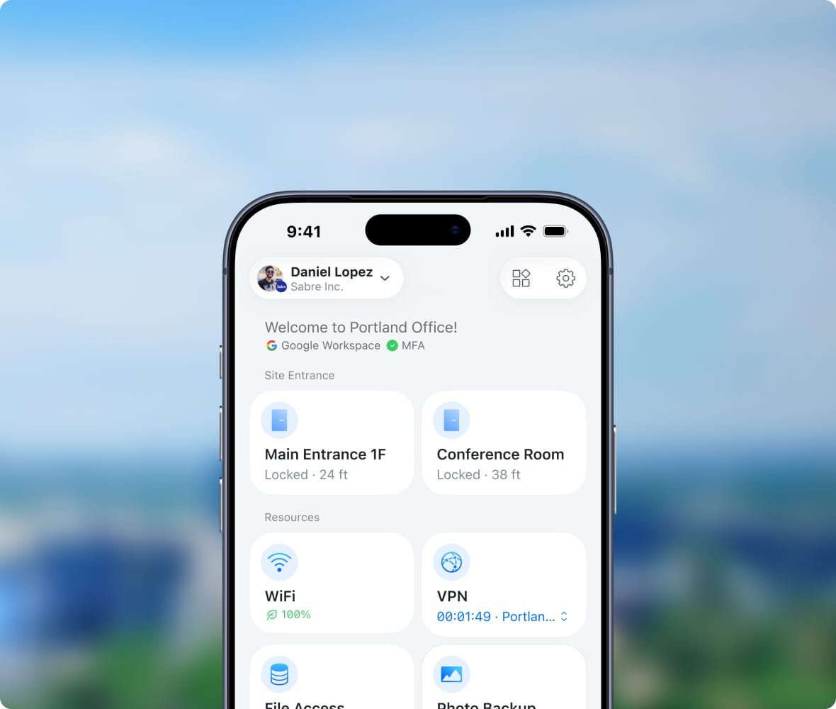 UniFi Endpoint のスマートフォンの画面。ドア、Wi-Fi、VPN などの項目が並んでいる